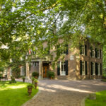 THE PERFECT WEDDING Trouw fotografie door Loek van Walsem Bij Fotostudio Loek van Walsem draait trouwfotografie om het vangen van de magie van jullie dag. Met meer dan 1000 bruiloften en 32 jaar ervaring in professionele fotografie zorgt Loek ervoor dat elk waardevol moment – van de eerste blik tot de laatste dans – voor altijd wordt vereeuwigd. Jullie liefde verdient meer dan zomaar foto’s. Loek creëert een visueel verhaal dat de emoties, details en unieke sfeer van jullie bruiloft tot leven brengt. Met een kunstzinnig oog voor compositie en een persoonlijke aanpak wordt elk beeld een tijdloze herinnering. Van intieme ceremonies tot grootschalige feesten: Loek maakt van jullie bruiloft een onvergetelijk meesterwerk. Leg de mooiste dag van je leven vast zoals je die wilt herinneren – puur, oprecht en vol liefde. Jullie liefde. Jullie verhaal. Loek van Walsem.