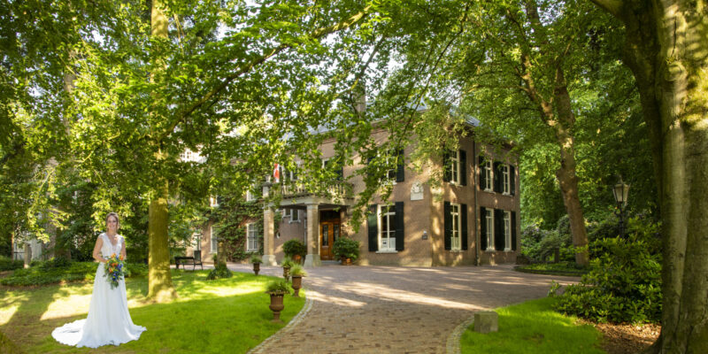 THE PERFECT WEDDING Trouw fotografie door Loek van Walsem Bij Fotostudio Loek van Walsem draait trouwfotografie om het vangen van de magie van jullie dag. Met meer dan 1000 bruiloften en 32 jaar ervaring in professionele fotografie zorgt Loek ervoor dat elk waardevol moment – van de eerste blik tot de laatste dans – voor altijd wordt vereeuwigd. Jullie liefde verdient meer dan zomaar foto’s. Loek creëert een visueel verhaal dat de emoties, details en unieke sfeer van jullie bruiloft tot leven brengt. Met een kunstzinnig oog voor compositie en een persoonlijke aanpak wordt elk beeld een tijdloze herinnering. Van intieme ceremonies tot grootschalige feesten: Loek maakt van jullie bruiloft een onvergetelijk meesterwerk. Leg de mooiste dag van je leven vast zoals je die wilt herinneren – puur, oprecht en vol liefde. Jullie liefde. Jullie verhaal. Loek van Walsem.